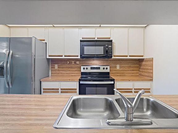 4th image of 1007 Royal Oak Blvd