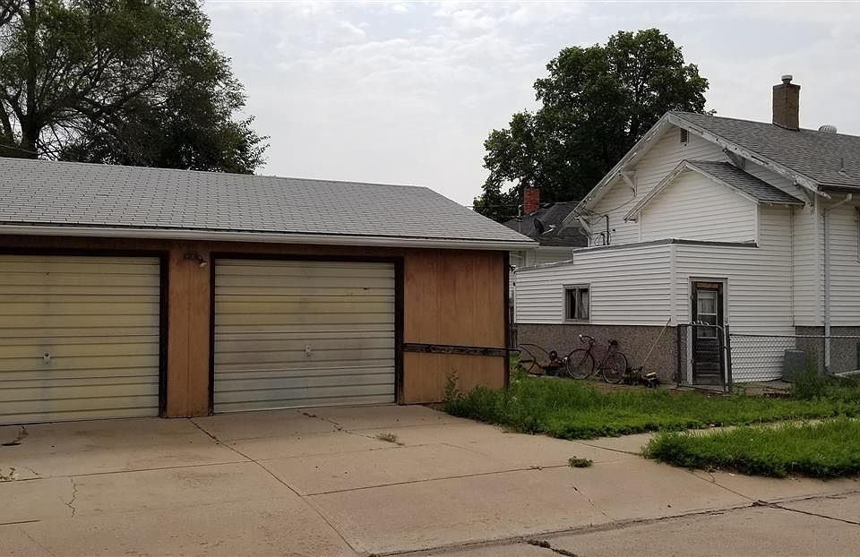 2nd image of 1421 W 3rd St