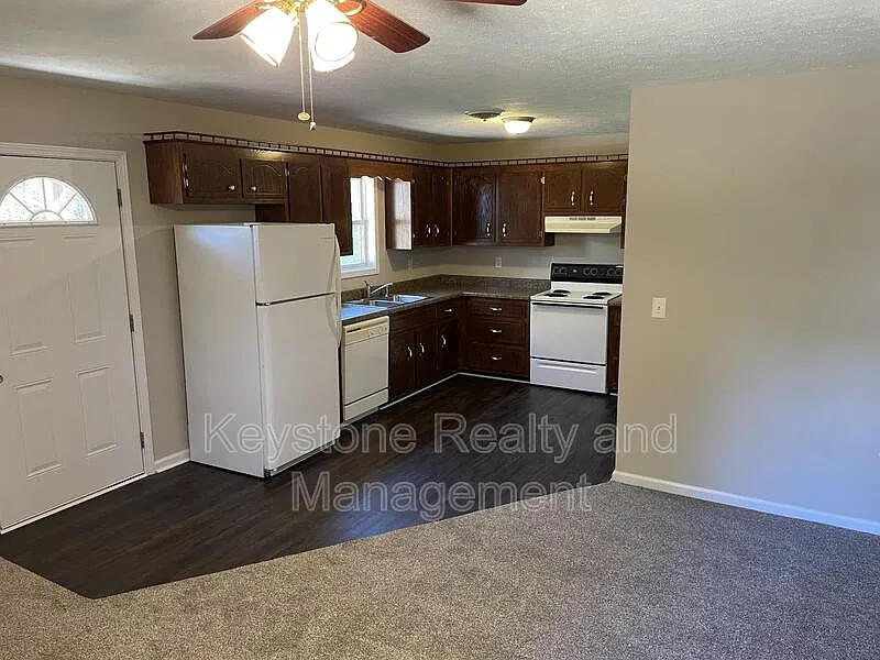 2 bed, 1.0 bath, 768 sqft, $900 — Photo 4