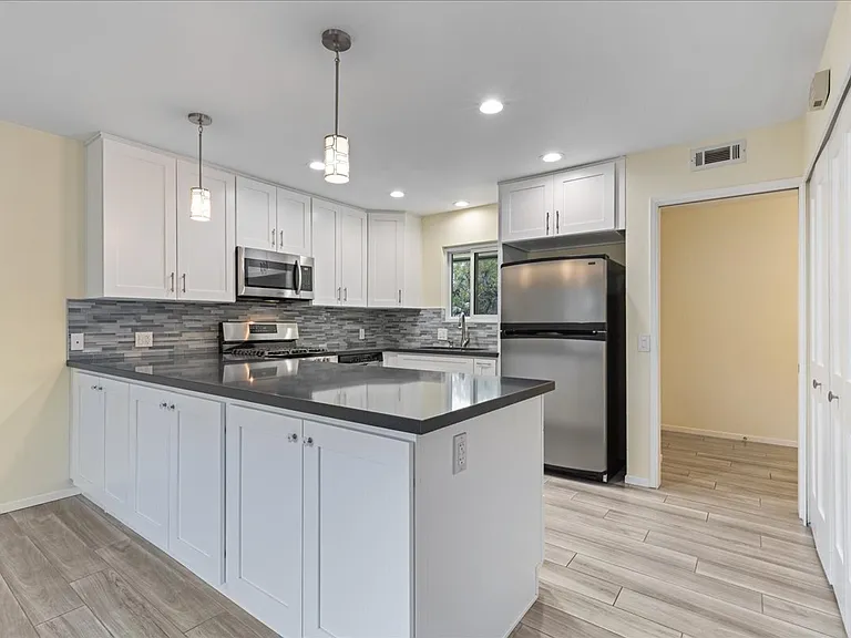 10602 Helendale Ave — Photo 10