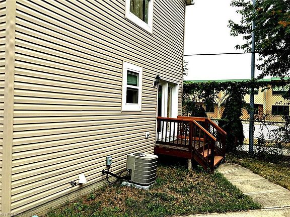 3rd image of 1725 Rowley Ave
