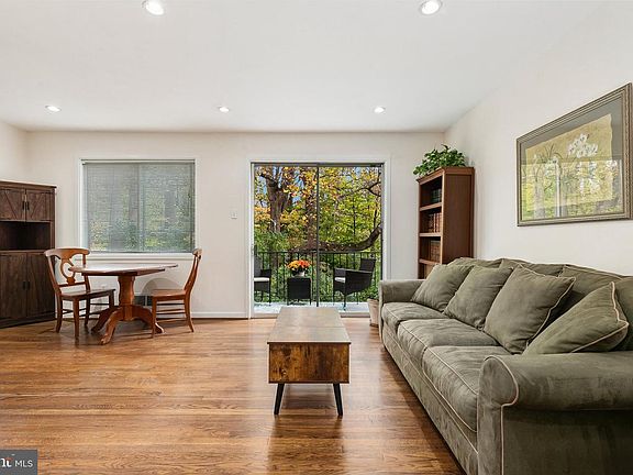 3rd image of 10523 Montrose Ave APT 203