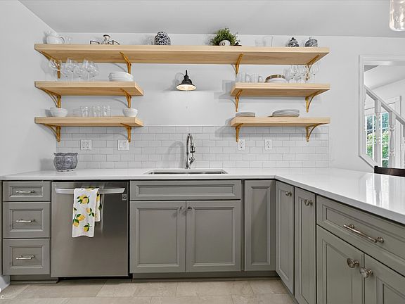 3rd image of 281 Lansdowne Dr