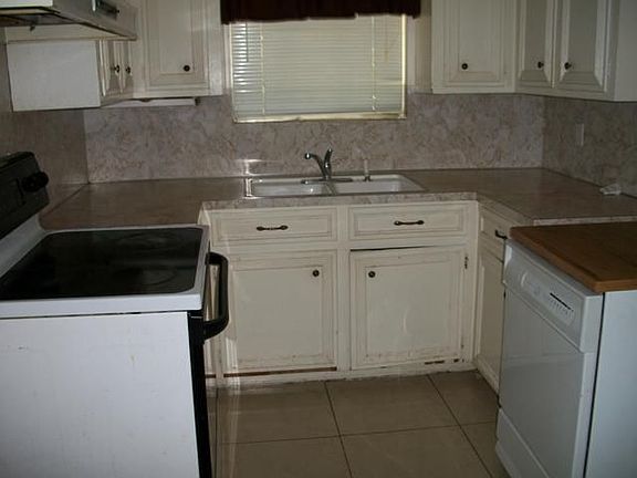 4th image of 4821 Holly Ave