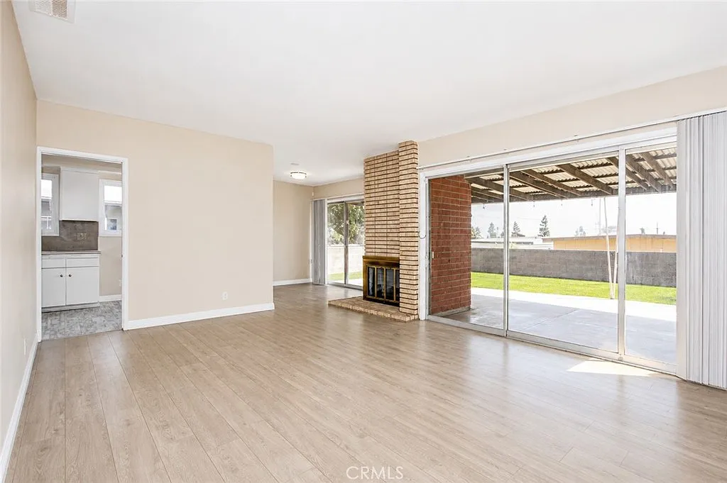 3 bed, 1388 sqft, $4,200 — Photo 3