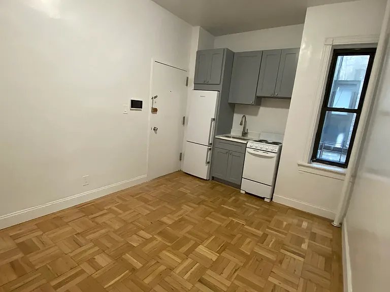 309 W 54th St #3D — Photo 2