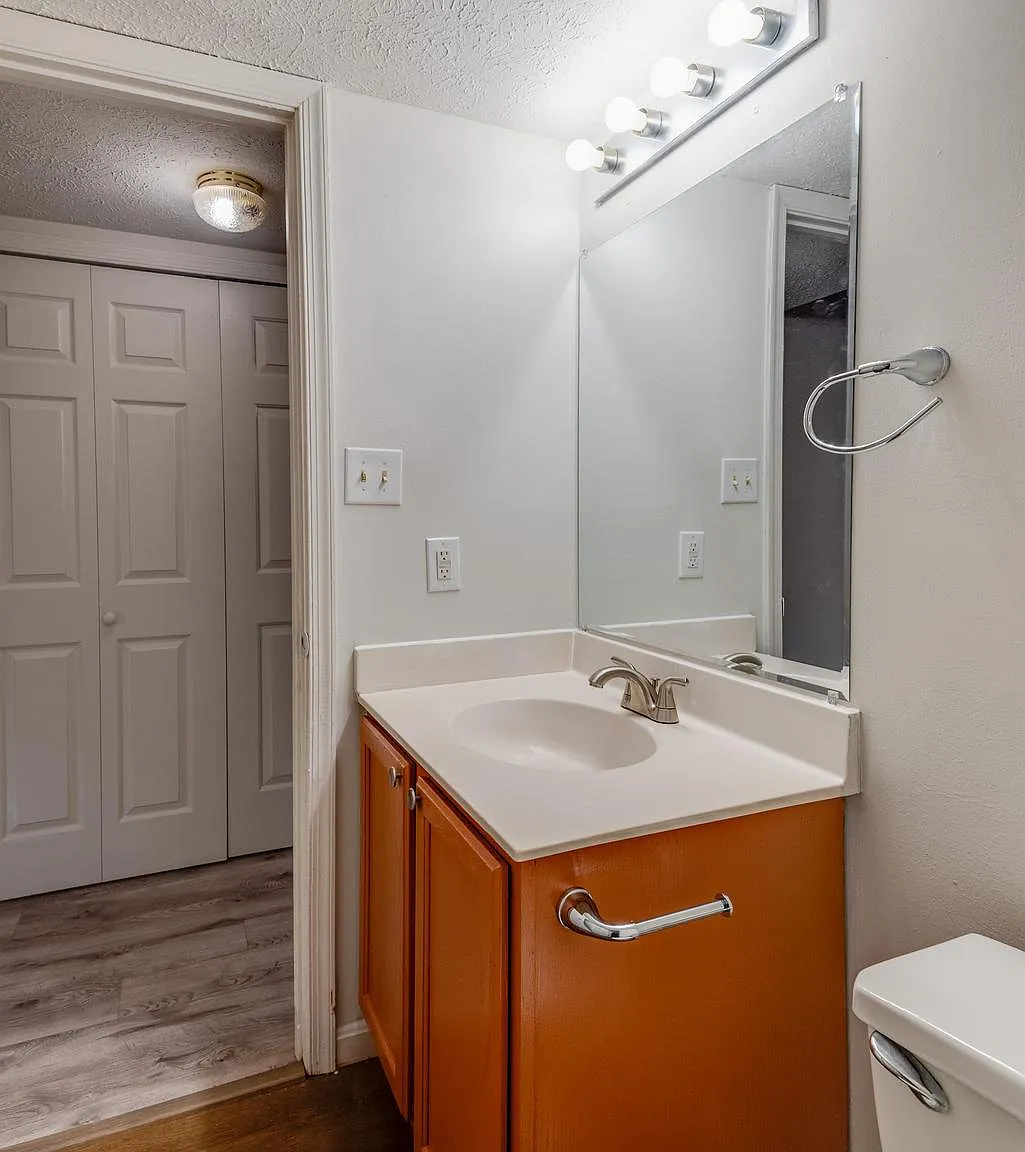 3 bed, 1.5 bath, 1240 sqft, $2,000 — Photo 4