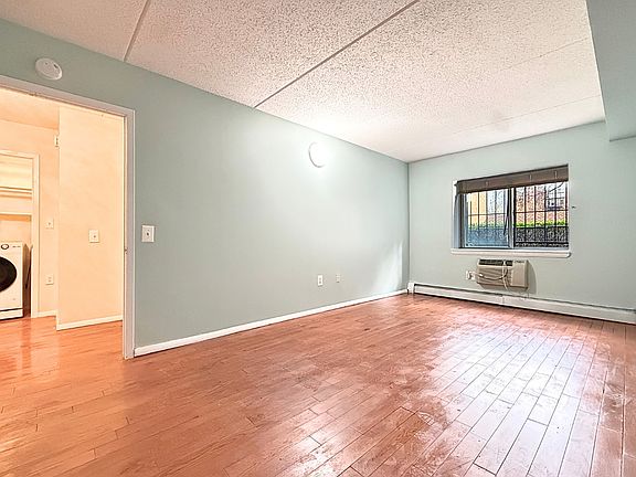 4th image of 318 E 119th St APT 1