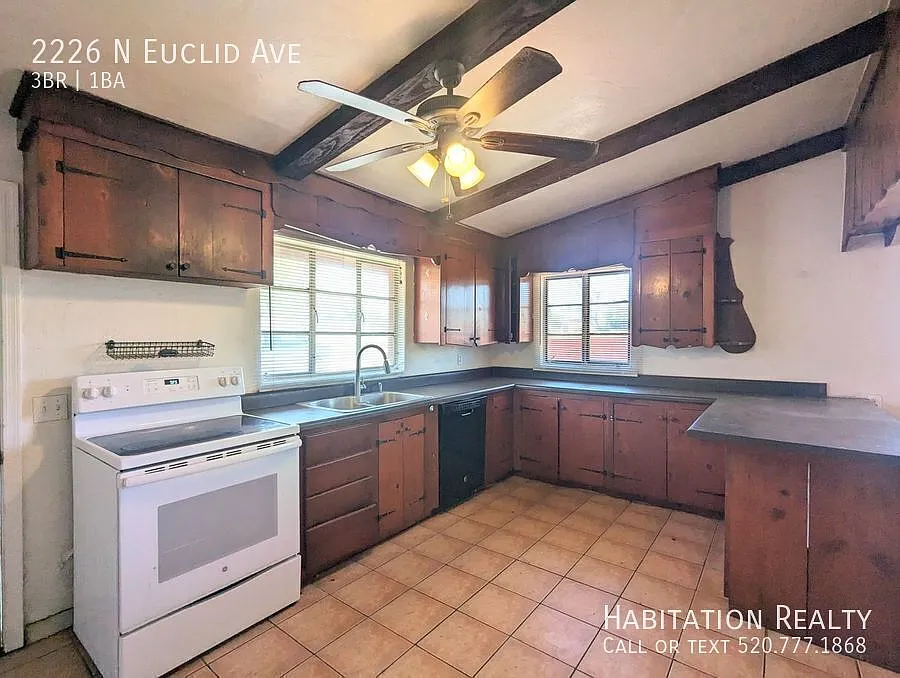 1/2 off 1st Month's Rent Pleasant 3Bed/1Bath + Office/Den, Jefferson Park Home with a Large Backy... — Photo 2