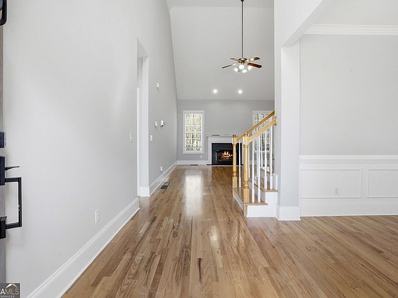 3rd image of 140 Wesley Dr