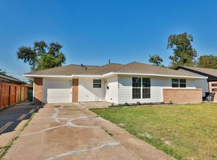 631 Edgebrook Dr, Houston, TX 77034