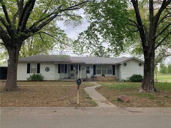 125 Woodland Rd, Lansing, KS 66043