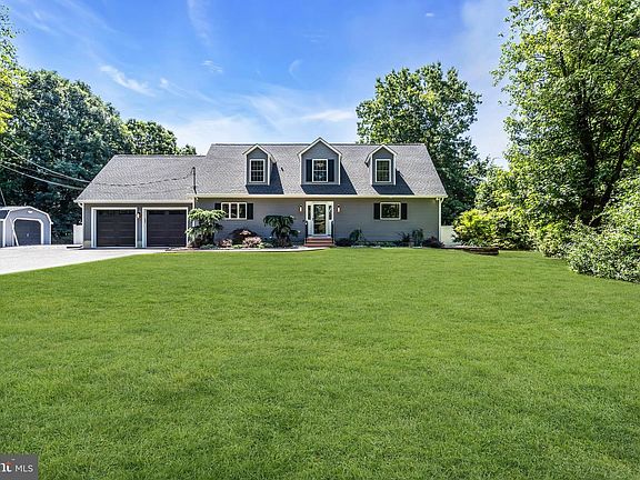 3rd image of 412 Greentree Rd