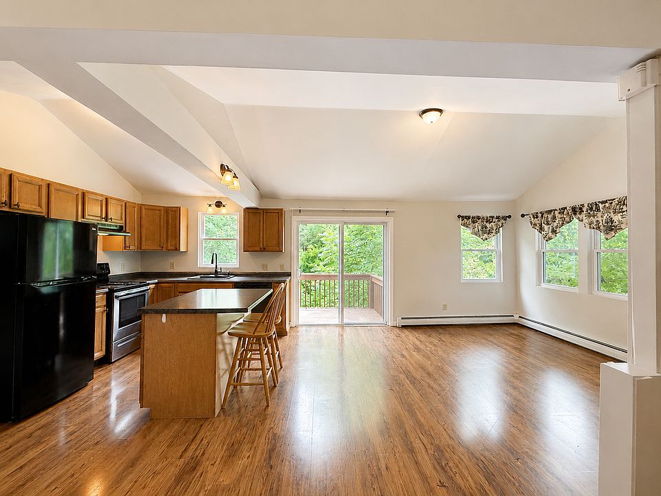 Large eat in Kitchen with dishwasher