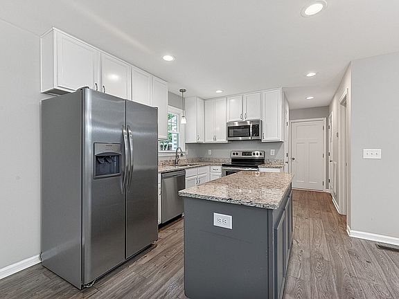 5th image of 15 Huntington Dr