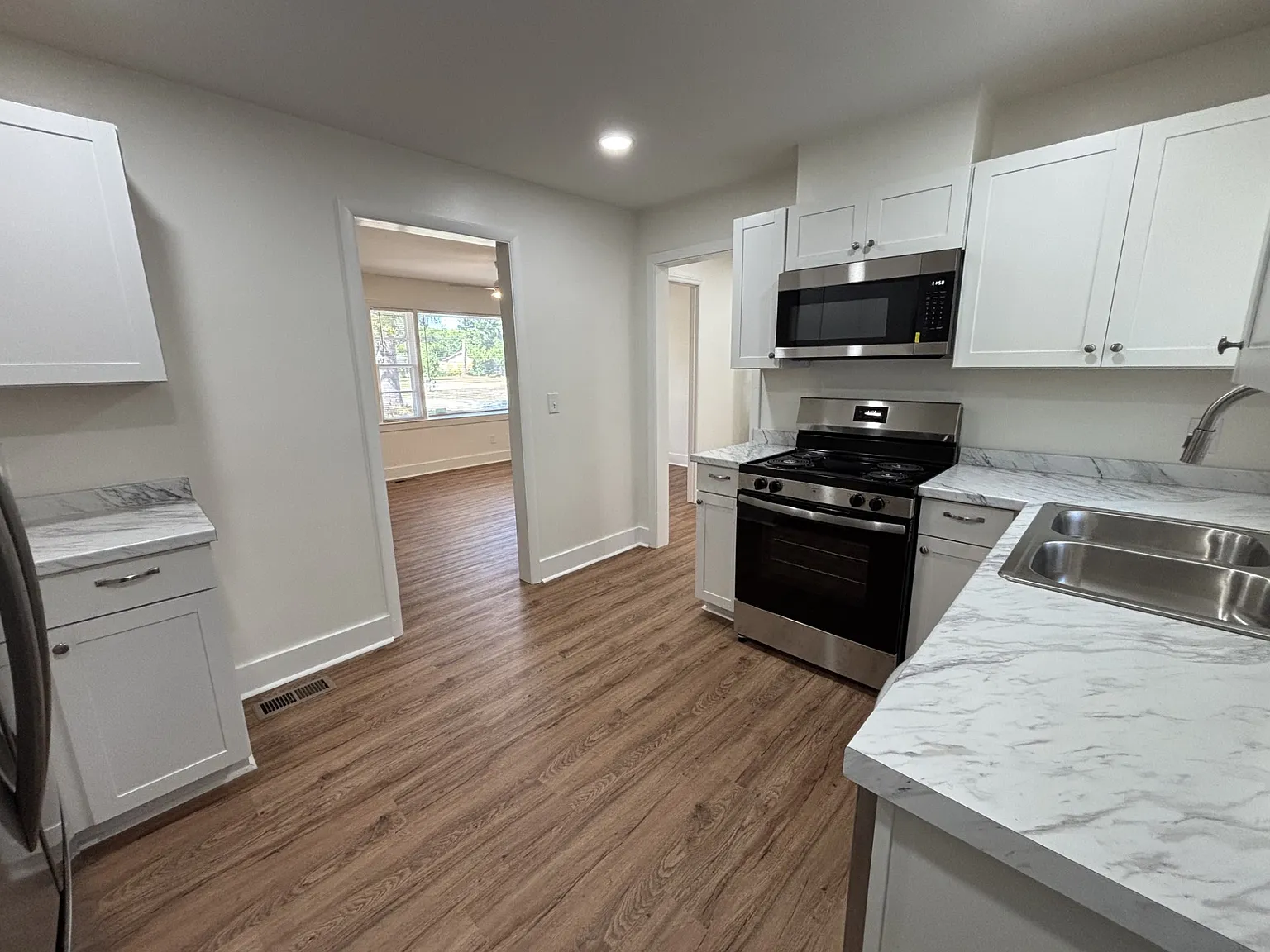 3 bed, 1337 sqft, $2,275 — Photo 3
