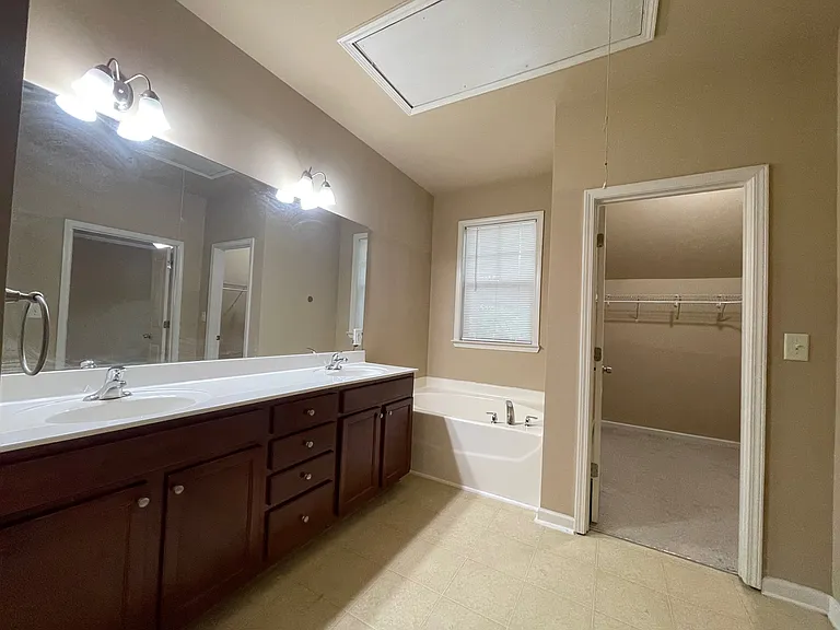 989 Parkside Wood Ct — Photo 20