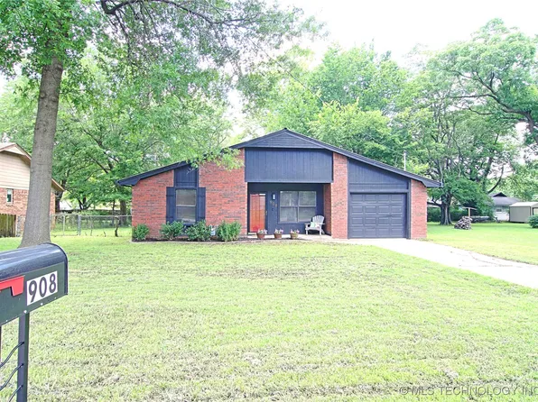 908 S Garfield Ave, Wagoner, OK 74467
