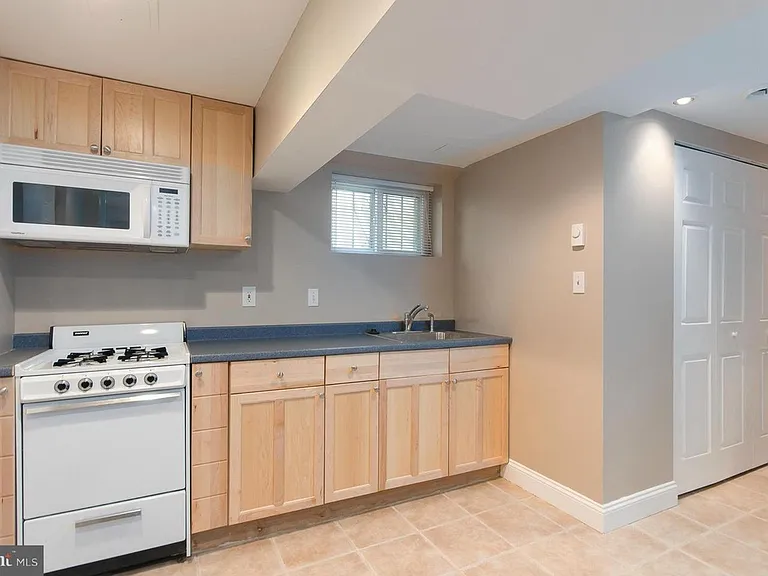 616 Nicholson St NW — Photo 18