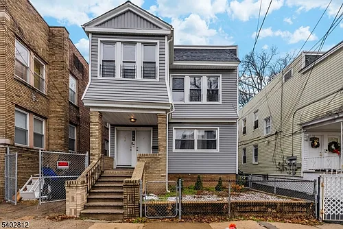 268 Leslie St Photo 1