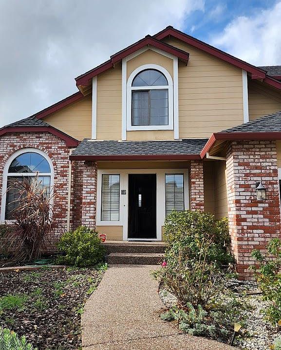 1st image of 300 Greystone Dr