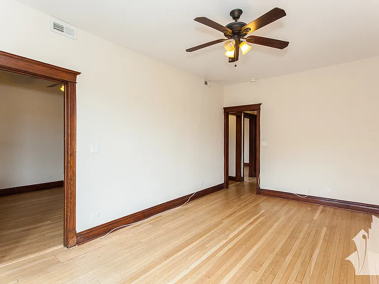 1436 W Addison St — Photo 2