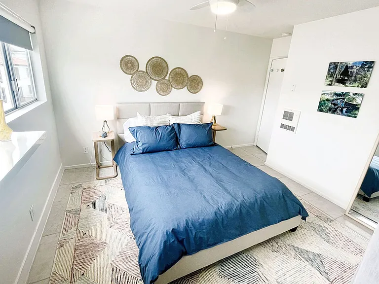 Bedroom 2, Queen bed
