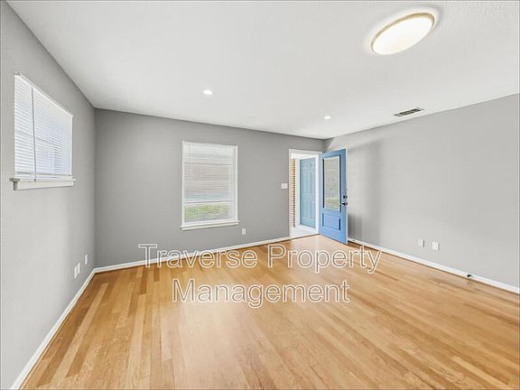 5th image of 304 S Waco St