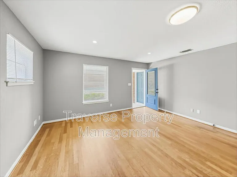 304 S Waco St — Photo 5