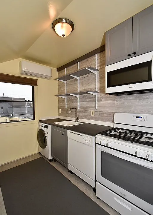 Apt 1 kitchen
