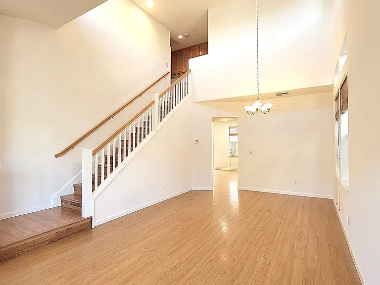 925 Gates St — Photo 6