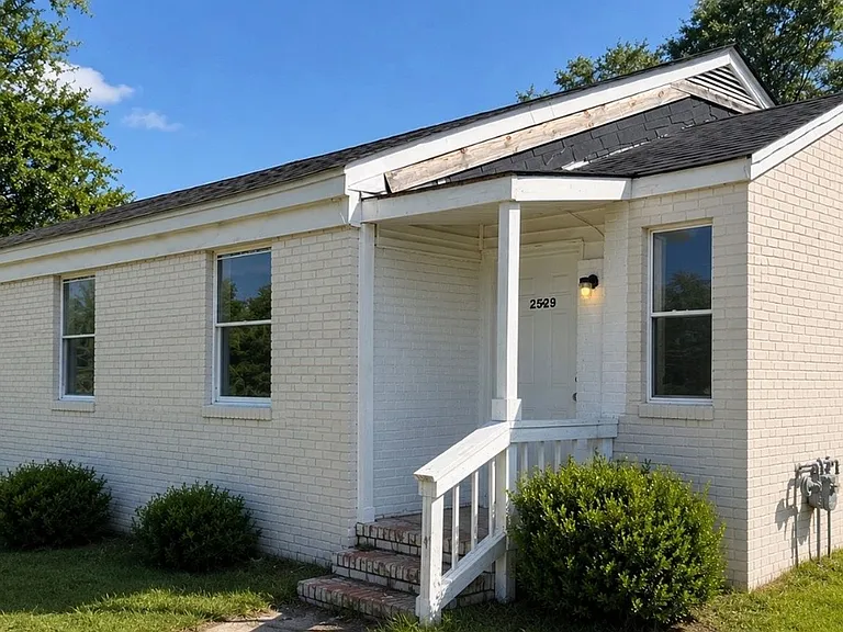 2529 Miles St — Photo 2