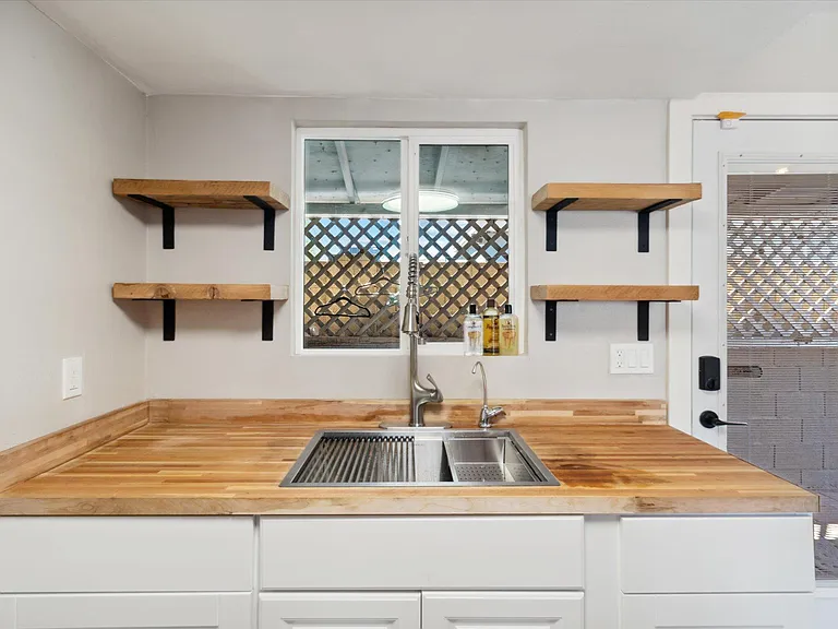 plenty of cabinet and shelf space in the kitchen