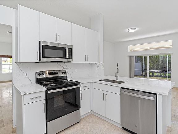 4th image of 889 Tanglewood Circle