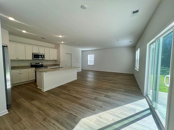 5th image of 683 Evergreen Rd