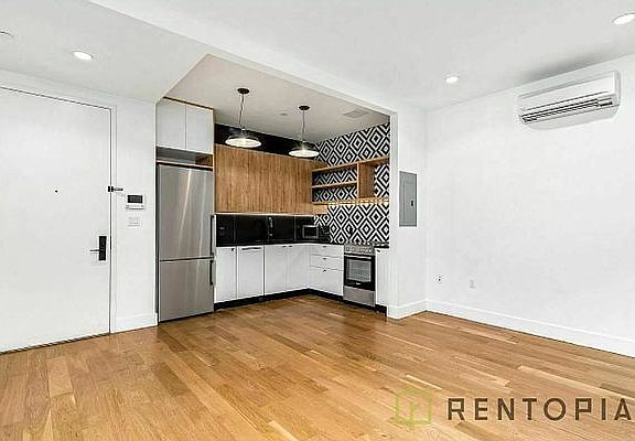 3rd image of 961 Willoughby Ave APT 4B