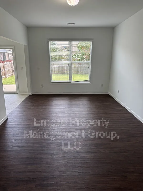 3 bed, 2.5 bath, 1538 sqft, $1,900 — Photo 3