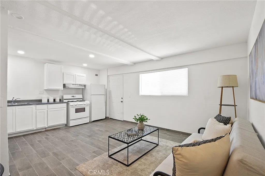 1 bed, 750 sqft, $1,800 — Photo 3