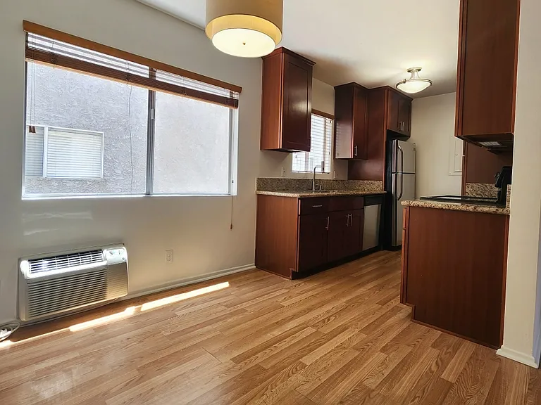 1850 Greenfield Ave #8 — Photo 9