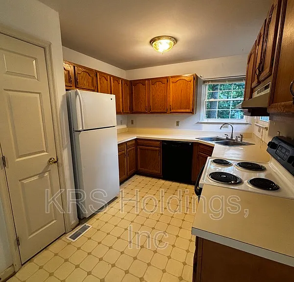 3320 Pinecrest Cir — Photo 8