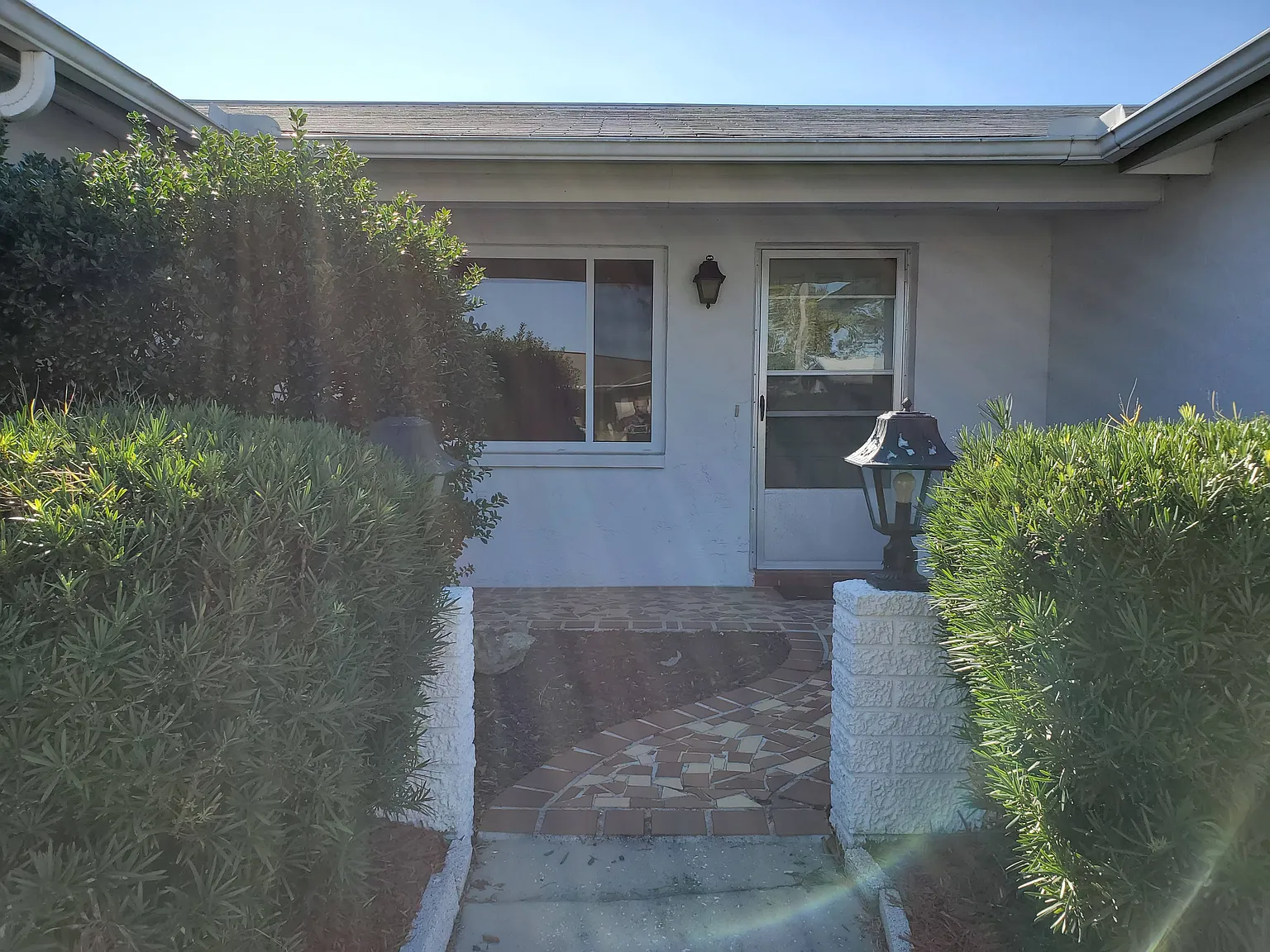 2 Bedroom, 2 Baths, 1 Car Garage & Florida Room! — Photo 2