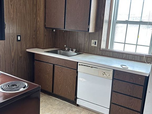 3rd image of 736 1/2 Massachusetts St #550