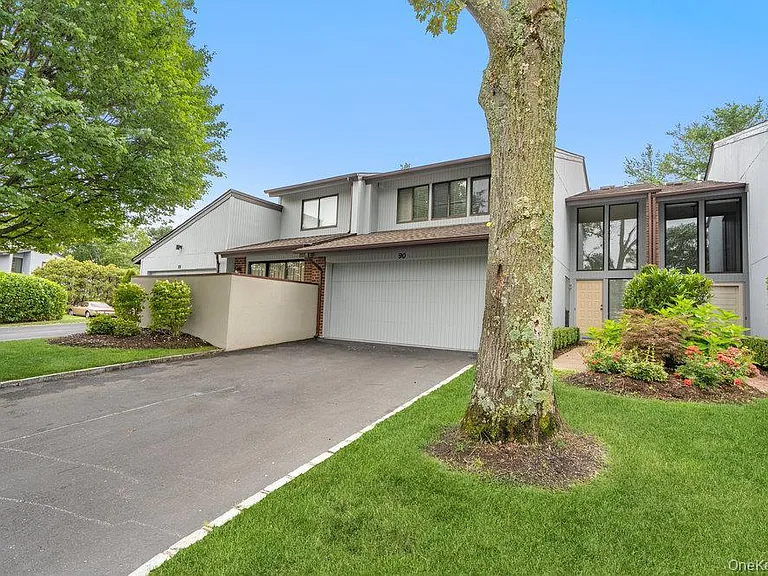 90 Foxwood Dr — Photo 1