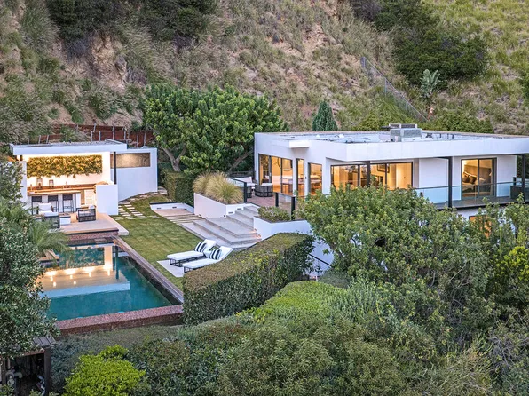 7933 Fareholm Dr, Los Angeles, CA 90046