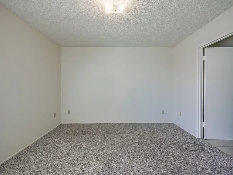 1021 W Perdew Ave — Photo 28