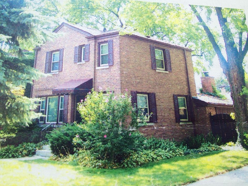 Corner home w huge lot 