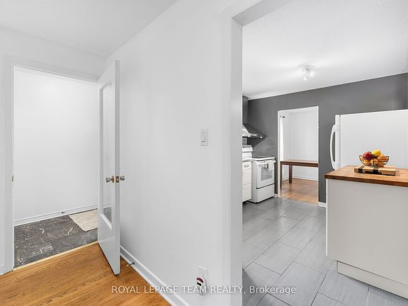 4th image of 40 Woodmount Cres