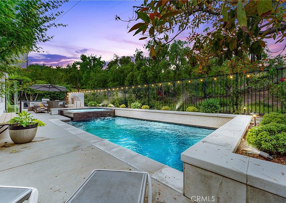 1st image of 23 Fawnridge Pl