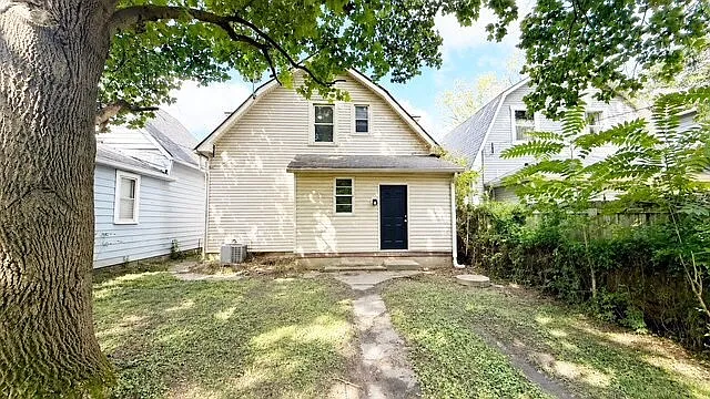 4 bed, 1.5 bath, 1904 sqft, $1,585 — Photo 2