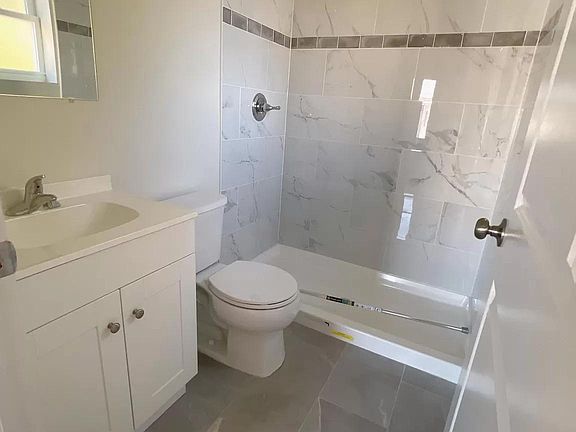4th image of 1293 Richmond Ave Floor 2
